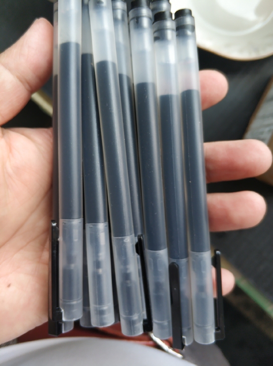 单位发的办公用品，中性笔黑色，太多了，用不...