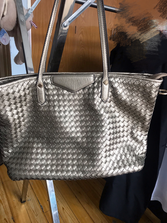 金属色编织单肩挎包