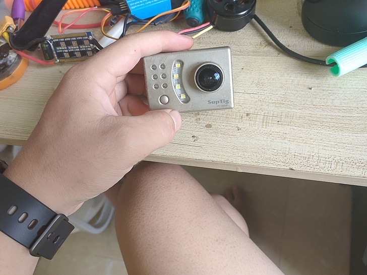 运动相机当初三百多买的，带电池    功能...