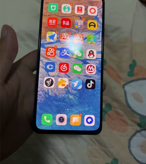 红米K40  8加128刚用一年后盖碎了其...