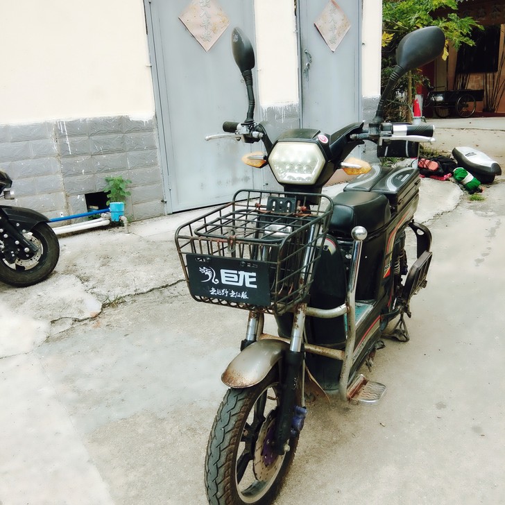 小巨龙载货车八成新，电池很好，前后碟刹，老...