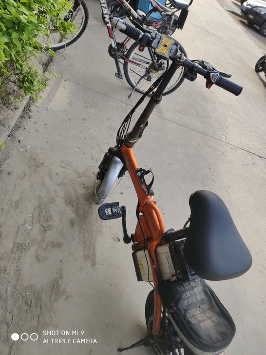 两轮电动车闲置