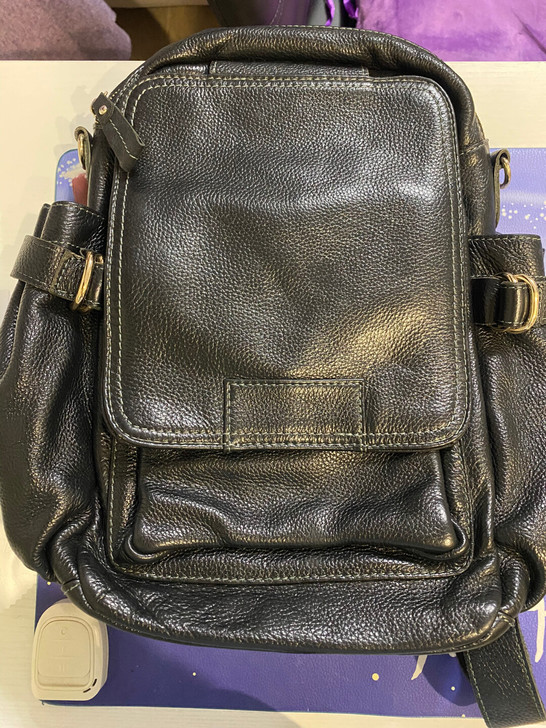 牛皮，油蜡皮双肩包，五成新，质量很好，皮质...