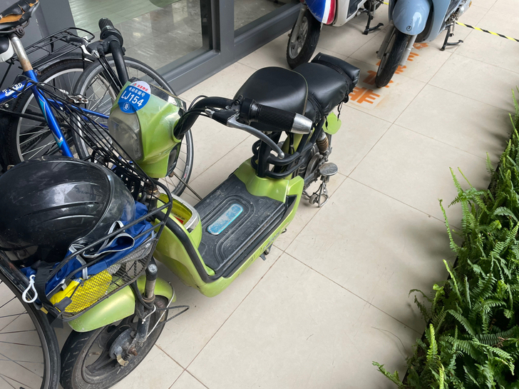 出售一台8成新左右的二手上海牌电动车