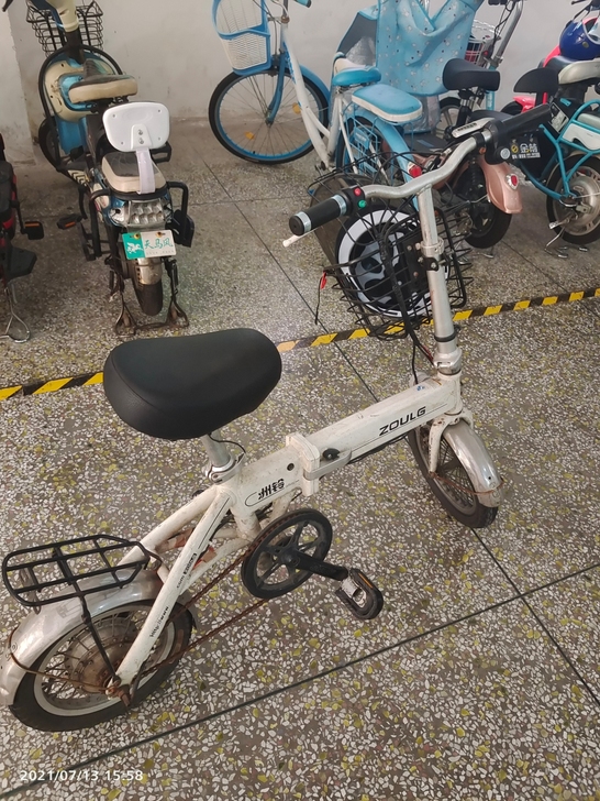 可折叠电动车,现在充一次电可续航8公里左右...