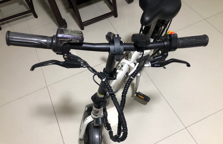 自骑代驾折叠电动车，于正步旗舰店购买。