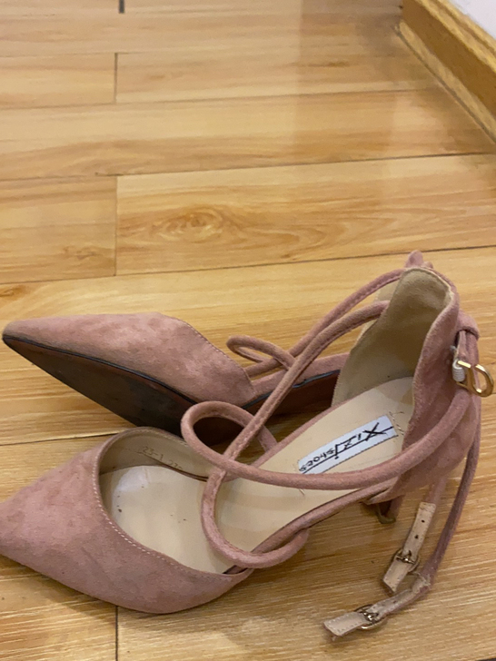 超级淑女的高跟鞋,几乎全新,就穿了一次,质...