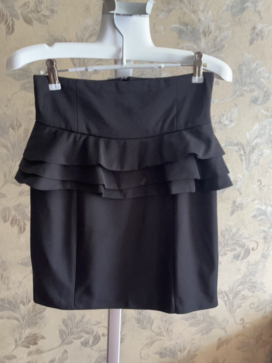 全新半身裙,长度膝盖上,腰围2尺