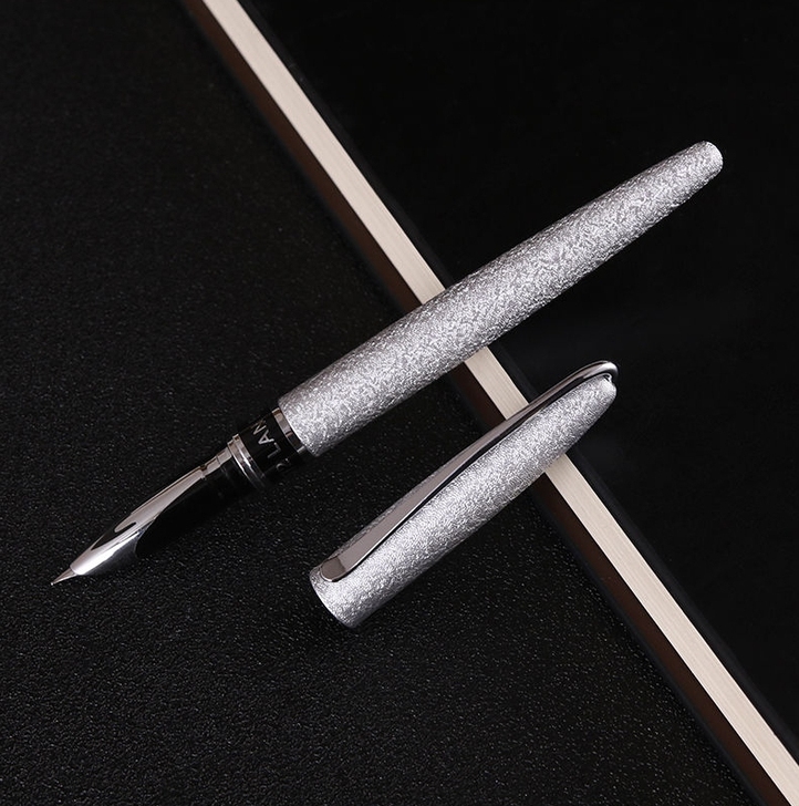 处理一批非常好写的练字钢笔，原价158元，...