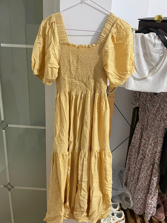 品牌型号 明黄色法式方领长裙全新的颜色超级...