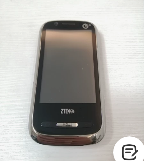 从柜子里翻出几部老手机。中兴手机，u722...