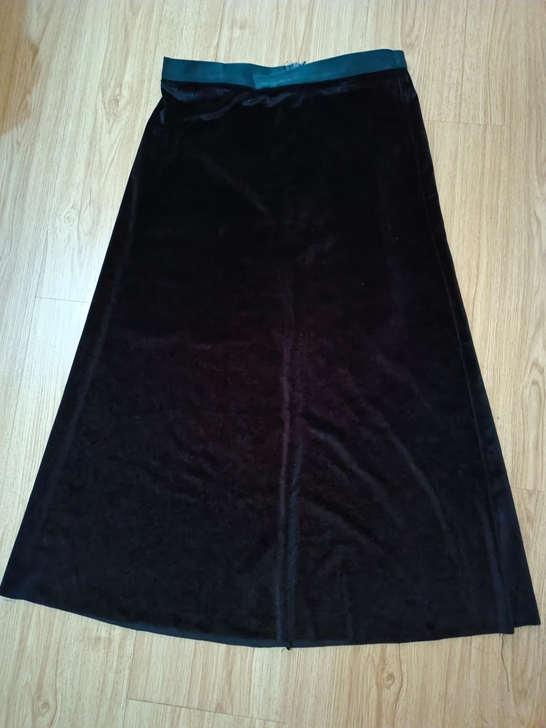 绒面半身裙m码,上身显瘦垂感很好。