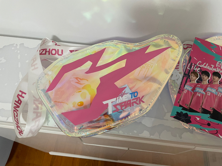 闪电队线下赛镭射包,全新有吊牌~!