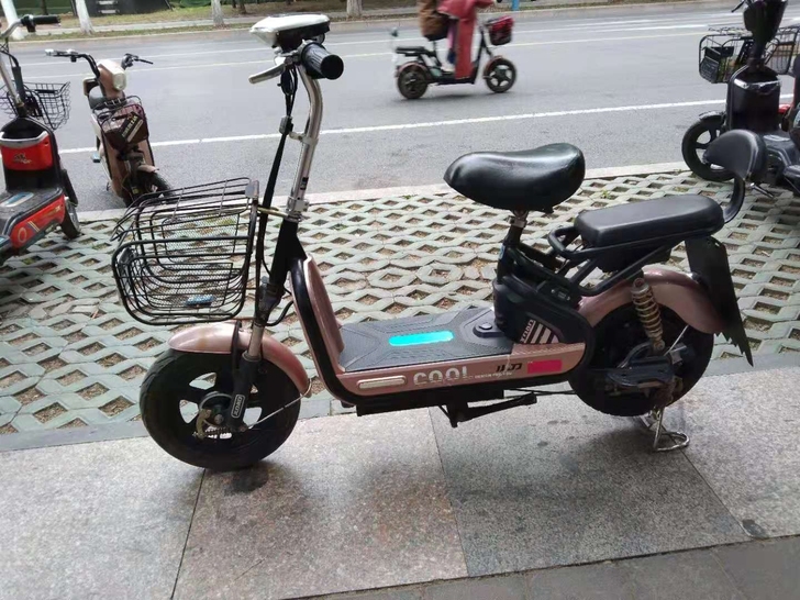 小刀电动车二手出售，外观无破损，跑路20公...