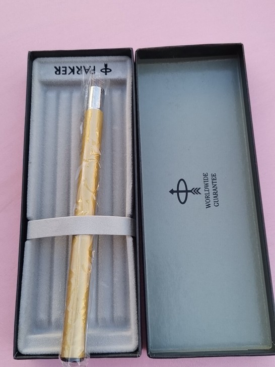 全新老库存钢笔，金色盒装。