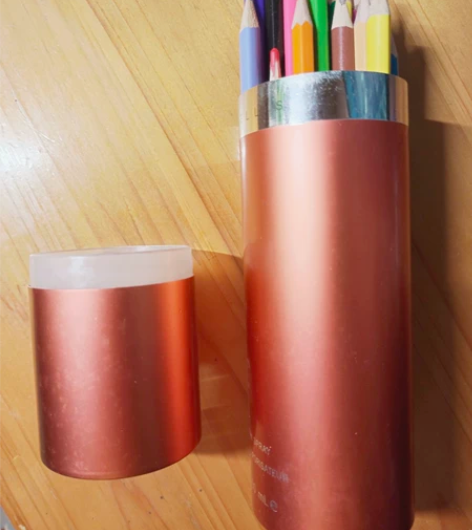 1、彩色铅笔一罐 22支;2、画素描碳素中...