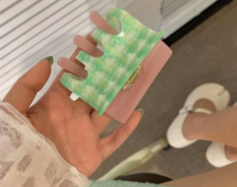 春夏调色盘撞色格纹粉绿方形抓夹 感兴趣的话...