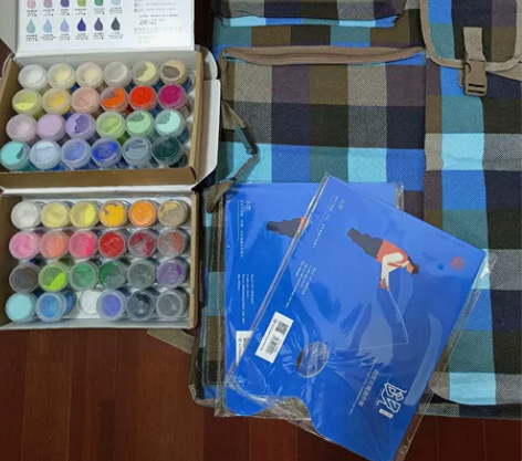 一个大画包，全新的没用过，两个可撕纸质调色板，全新的。两盒鲁...