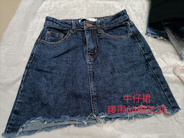 牛仔半身裙。