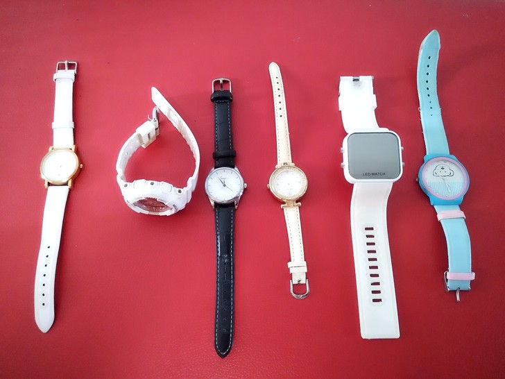 转让二手闲置学生手表特价处理！需要换纽扣电...