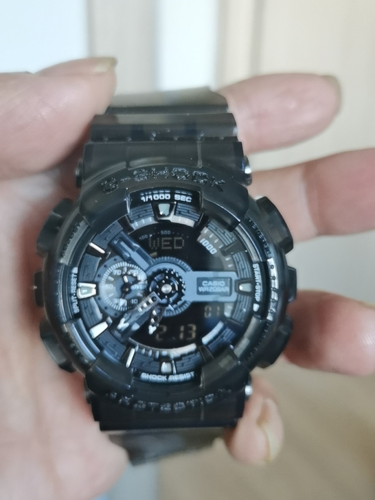 卡西欧手表。不知真假。全新，买了瞎戴吧！