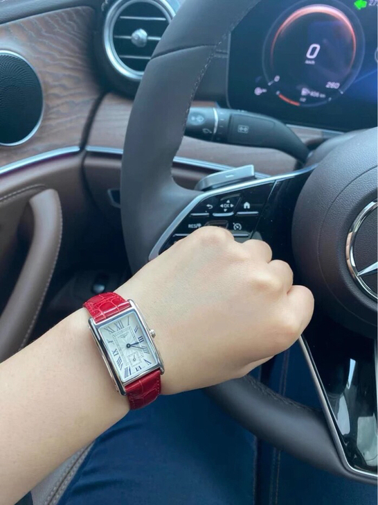 黛绰维纳系列石英女表闲置转卖。很少使用，几...