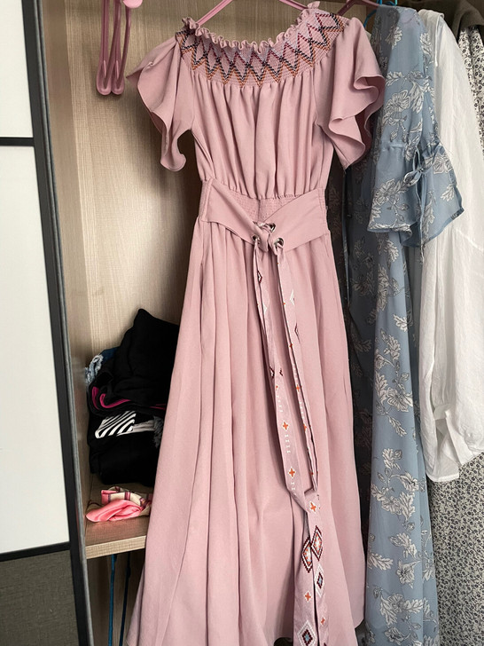 一字领连衣裙，比较新。很舒服~