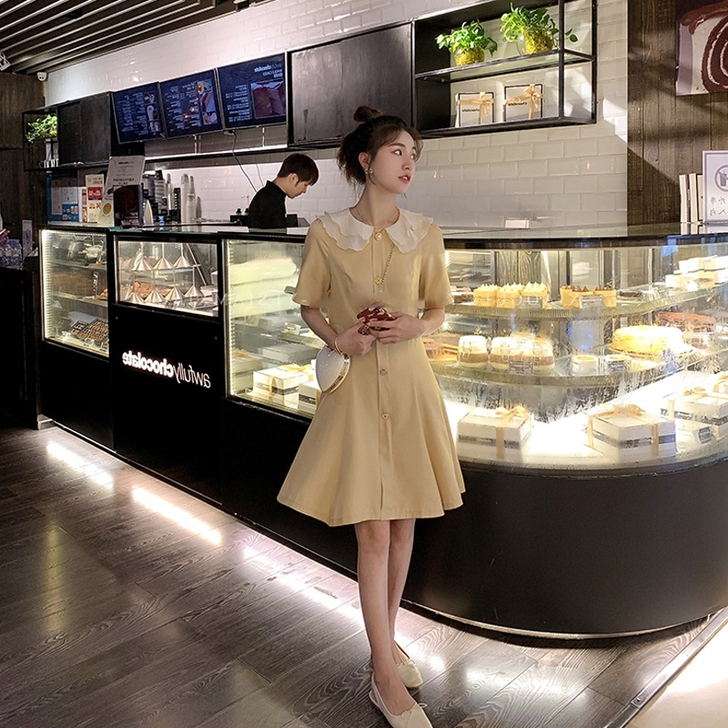 淡黄色的裙子法式复古赫本风可甜可盐娃娃领雪...