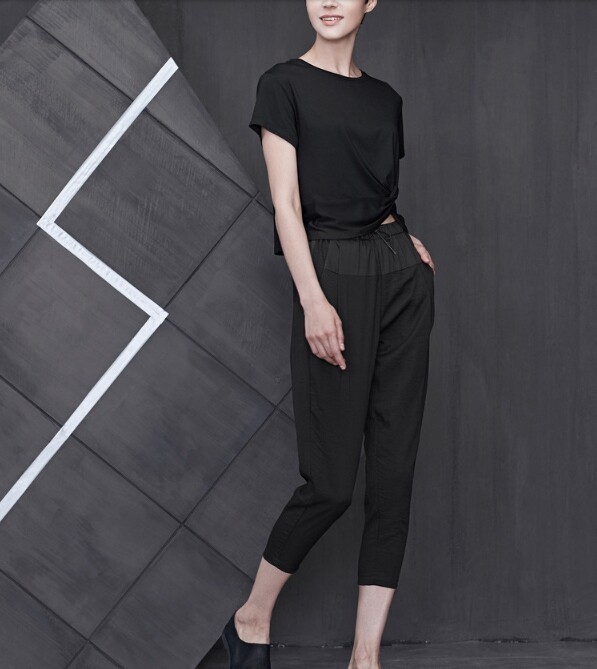 圣迪奥休闲简约松紧腰身拼接设计纯黑吊裆长裤...