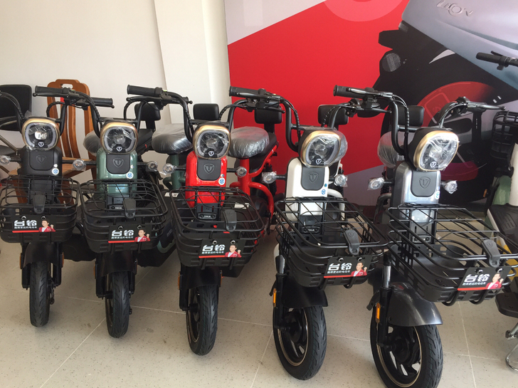 台铃电动车小金牛一次性充电120公里,装石...