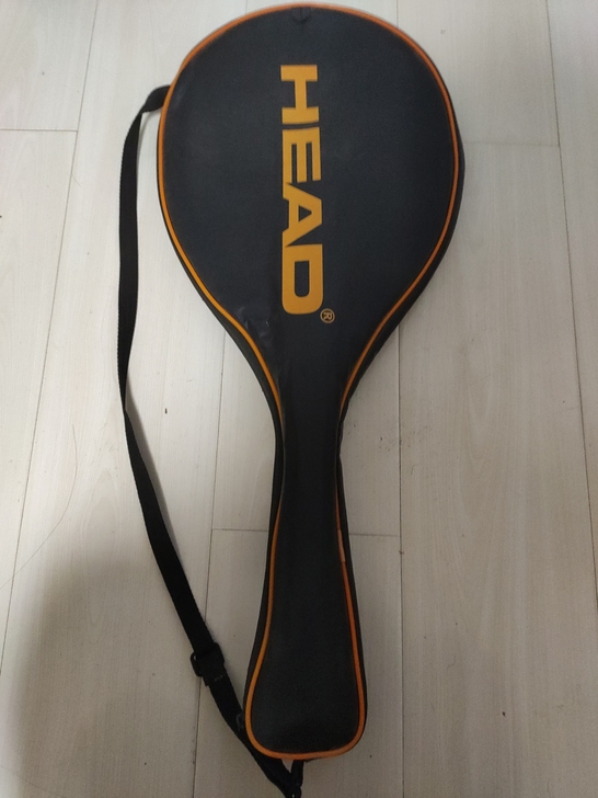 head 网球拍，赠送一个网球。