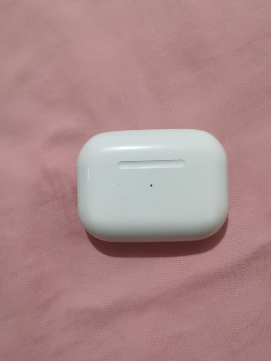 苹果耳机华强北的货，原价三百多，就用了半个...