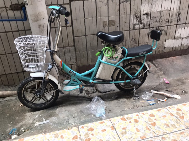 爱玛电动车。  非常轻巧 舒适。