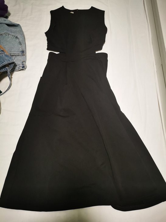 露腰无袖连衣裙