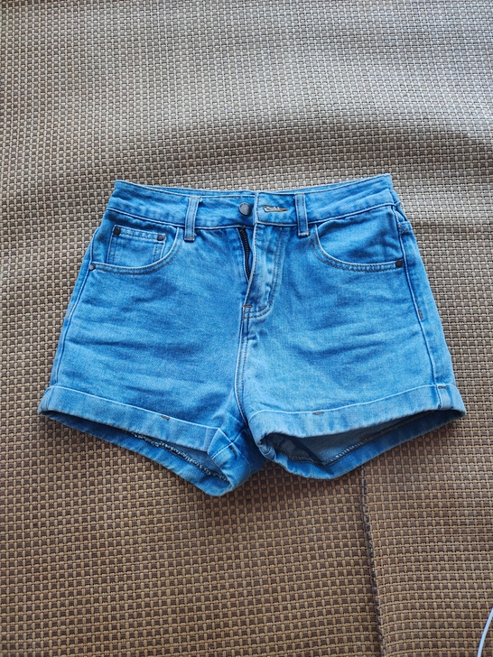 浅蓝色牛仔短裤女m码，夏季衣服太多，换季放...