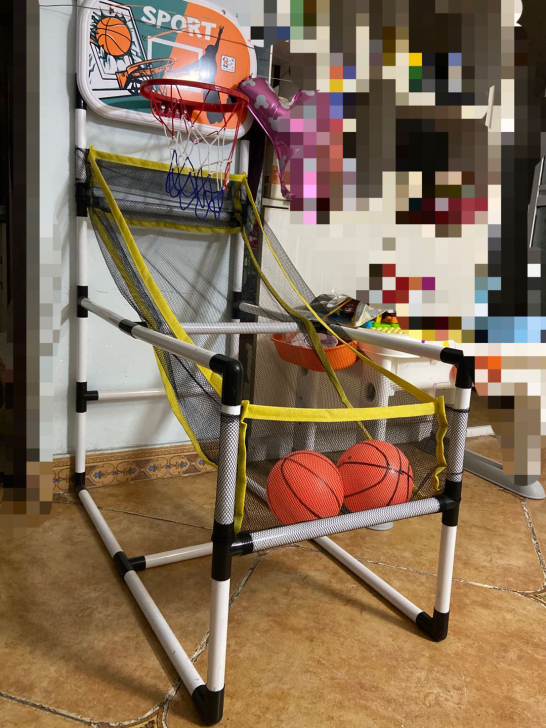 儿童篮球架,可拆开。带两个小篮球,附带打气...