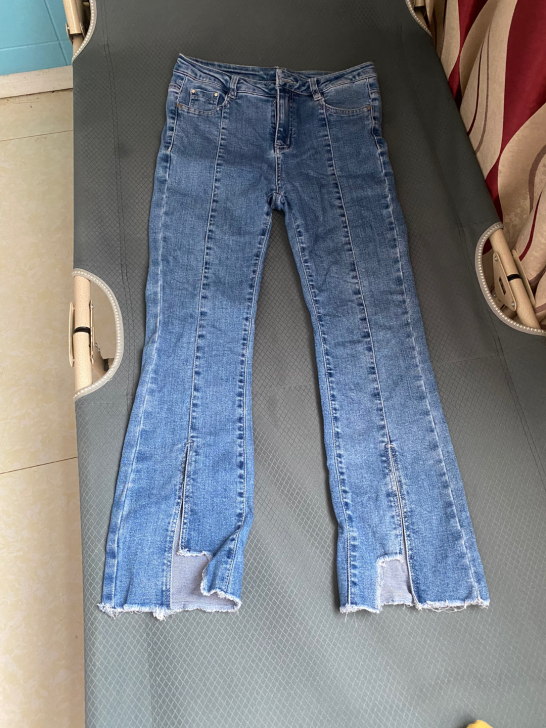 微喇牛仔裤,裤腰有弹性