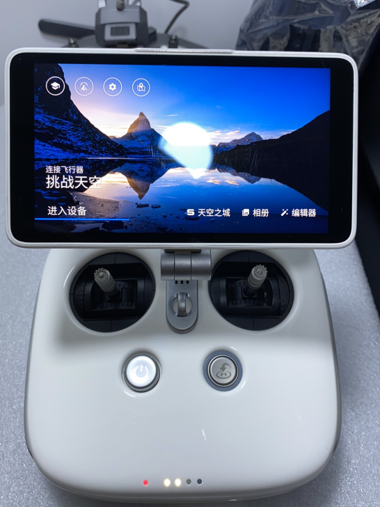 大疆精灵4pro+2.0带屏幕遥控器,外观...