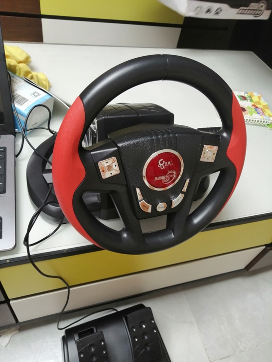 游戏方向盘，朋友送的，我不太懂，200出