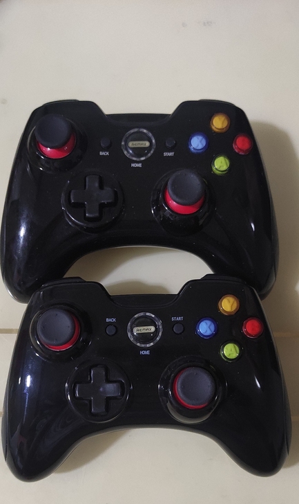 REMAX蓝牙手柄一对，成色如图很新，功能...