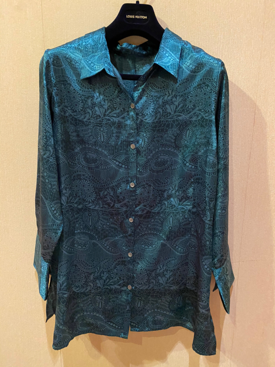 全新图腾花纹衬衫，均码，日常可穿，空调房或...