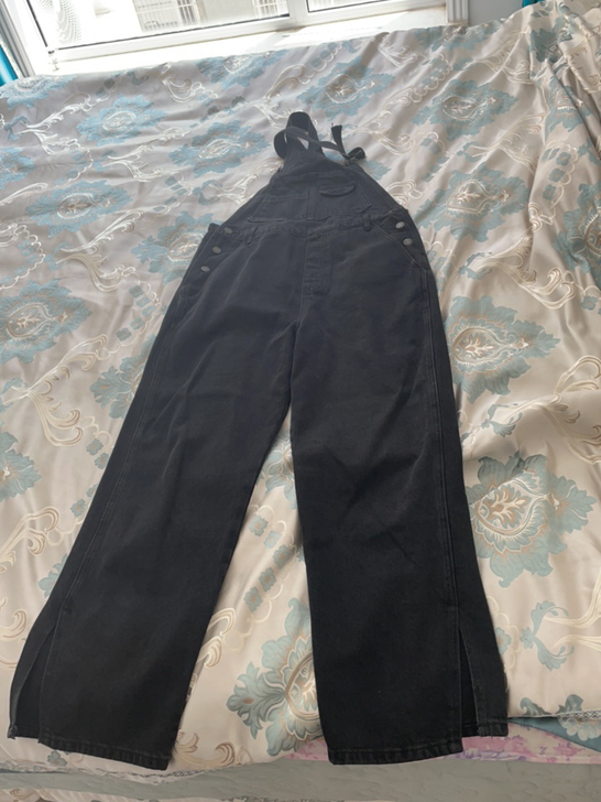 黑色背带牛仔裤