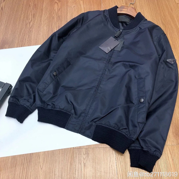 是收收收，有这款棒球夹克的老铁们看到联系我...