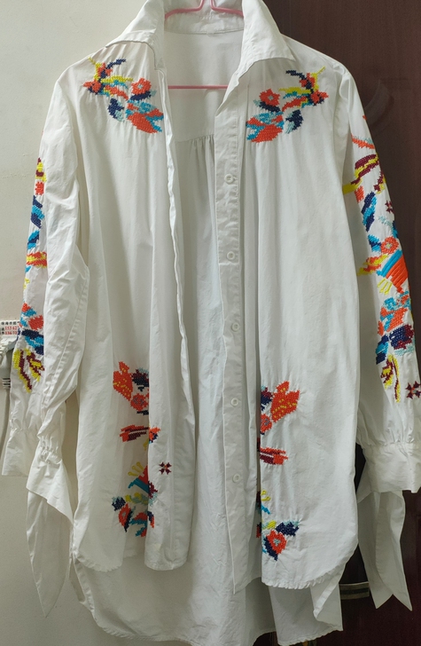 一款大气、显贵、休闲,手工刺绣的休闲款衬衫...