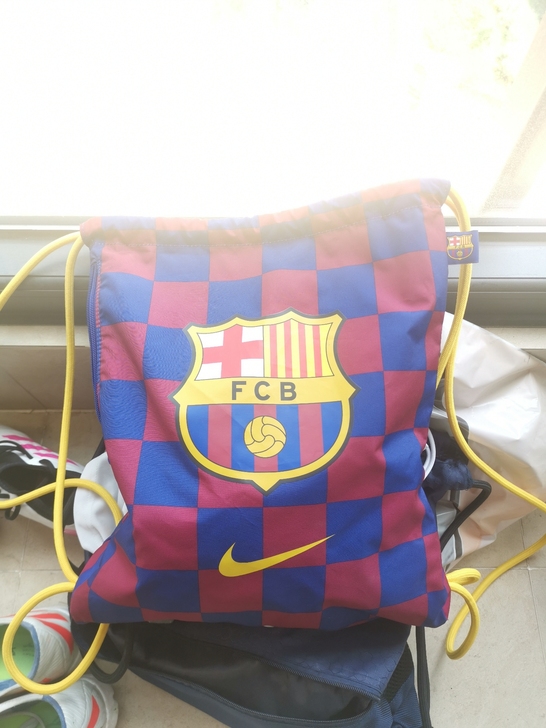 有点小了,背过一次!专卖店购买!