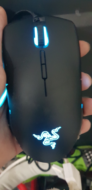 雷蛇锐蝮蛇竞技版 rgb游戏鼠标  成色如图 没有脚贴 功能