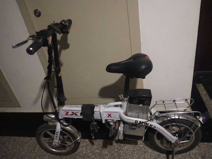 原价一千七锂电池电动车哪都好使六成新充满电...