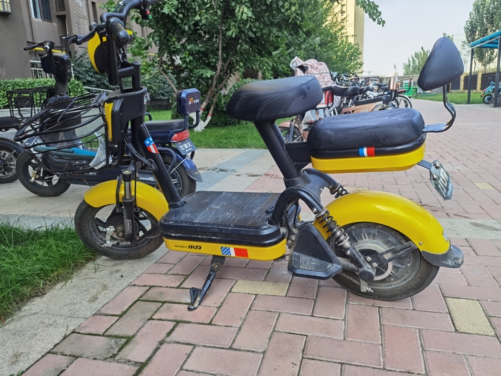 小刀电动车带定速 无钥匙启动。减震软 座椅...