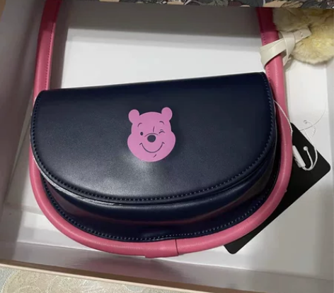 不莱玫官方旗舰店购入，可可爱爱腋下单肩包，...