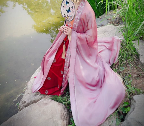 汉服出坑了（不换），之前买了太多的汉服，很...